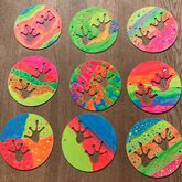 CNC skåret dyrespor, malet med neonmaling.