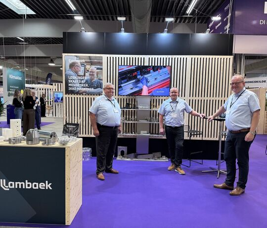 Lambaek gjorde debut på HI-messen - foto af deltagene medarbejdere på standen.