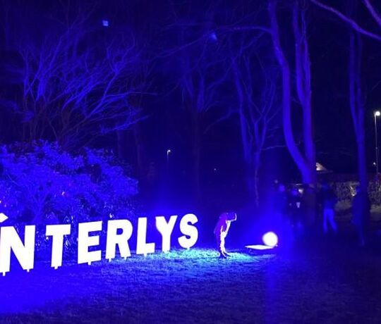 Teksten Vinterlys oplyst i mørket til Vinterlys Festivalen i Skjern.