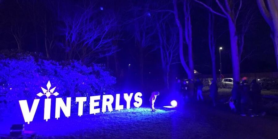 Teksten Vinterlys oplyst i mørket til Vinterlys Festivalen i Skjern.