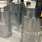 Flere store metalplader med laserskårne stjerner og "Vinterlys"-logo, bøjet i en buet form. Disse skal bruges til festivalens lysinstallationer og vil kaste smukke mønstre i mørket.